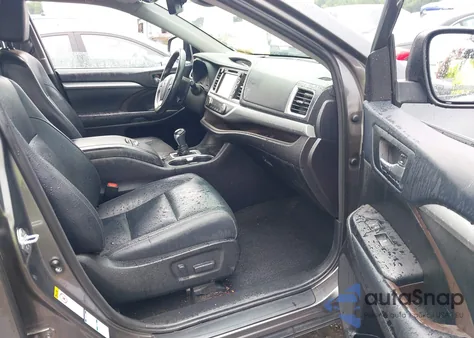 2018 Toyota Highlander Xle z USA, uszkodzony, nr VIN 5TDJZRFH0JS852388